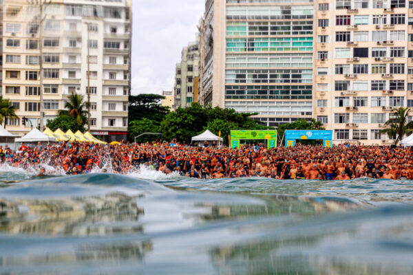 Rei e Rainha do mar reúne mais de 5 mil pessoas em Copacabana, em evento histórico.