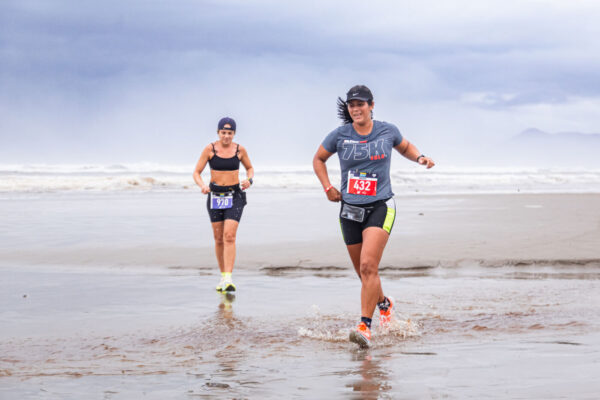 Atletas desafiam seus limites na praia de Bertioga. (IMAGEM: Vega Sports)