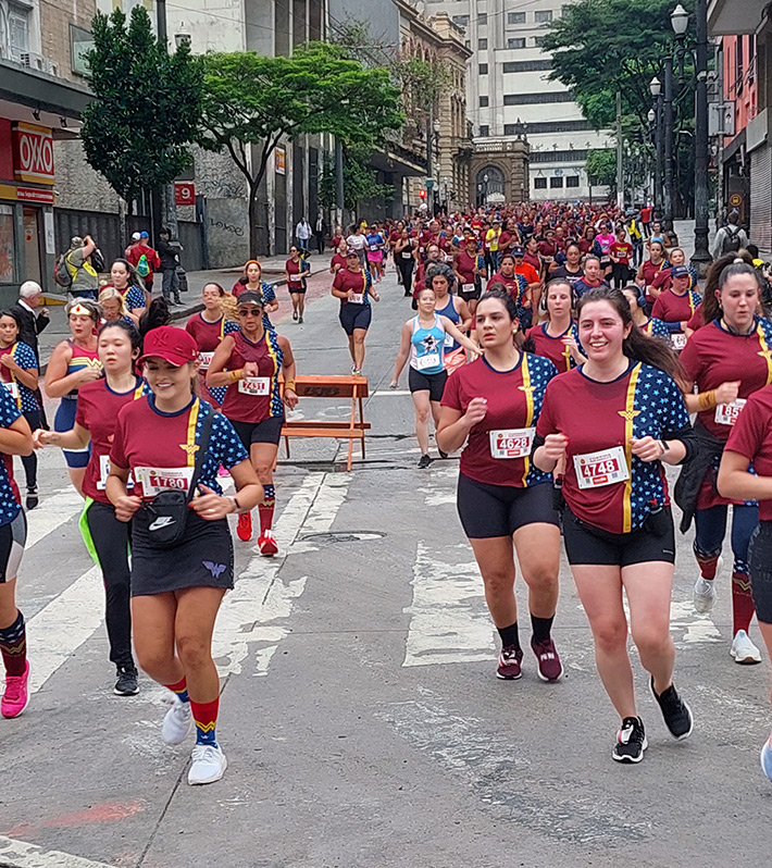 Corridas temáticas como a da Mulher Maravilha tomam as ruas de São Paulo . (IMAGEM: Esportividade)